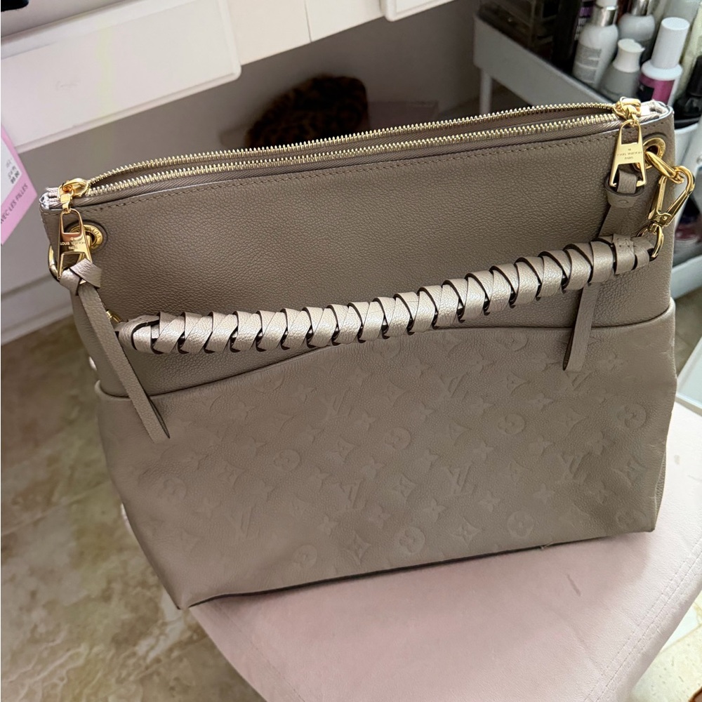 Louis Vuitton turtle dove maida hobo great condition, original paperwork